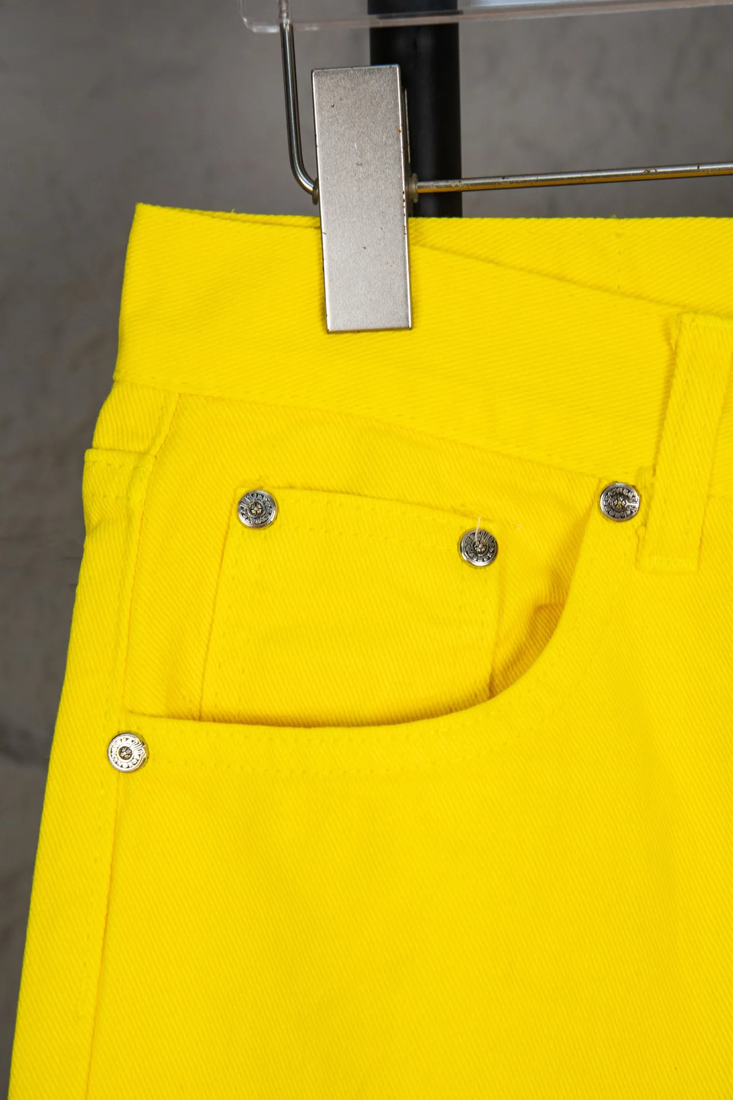 P290 top version CH Chromehearts 2025 new Paris-limited yellow large cross jeans, top ceiling quality, styles with different wash textures, very friendly to people with thin legs and thick legs, straight and loose version very flattering leg shape, timeless moderate length, easy to match with casual, basic styling for various styles, a must-have in the wardrobe! The fabric is stiff but also makes the upper body soft without losing texture. The washing process is even more perfect. It is a must-have item for everyone! ! ! Washed wheat, hang tag, pants label, three complete labels, color: yellow, size: 28, 30, 32, 34